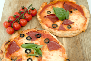 Hjemmelaget pizza med salami av storfe