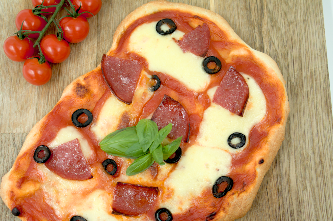 Hjemmelaget pizza med salami av storfe bottom image