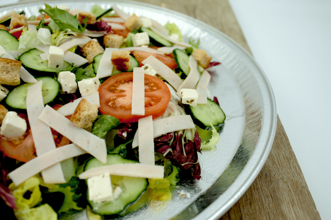 Frisk salat med kyllingpålegg i strimler