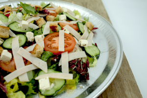 Frisk salat med kyllingpålegg i strimler
