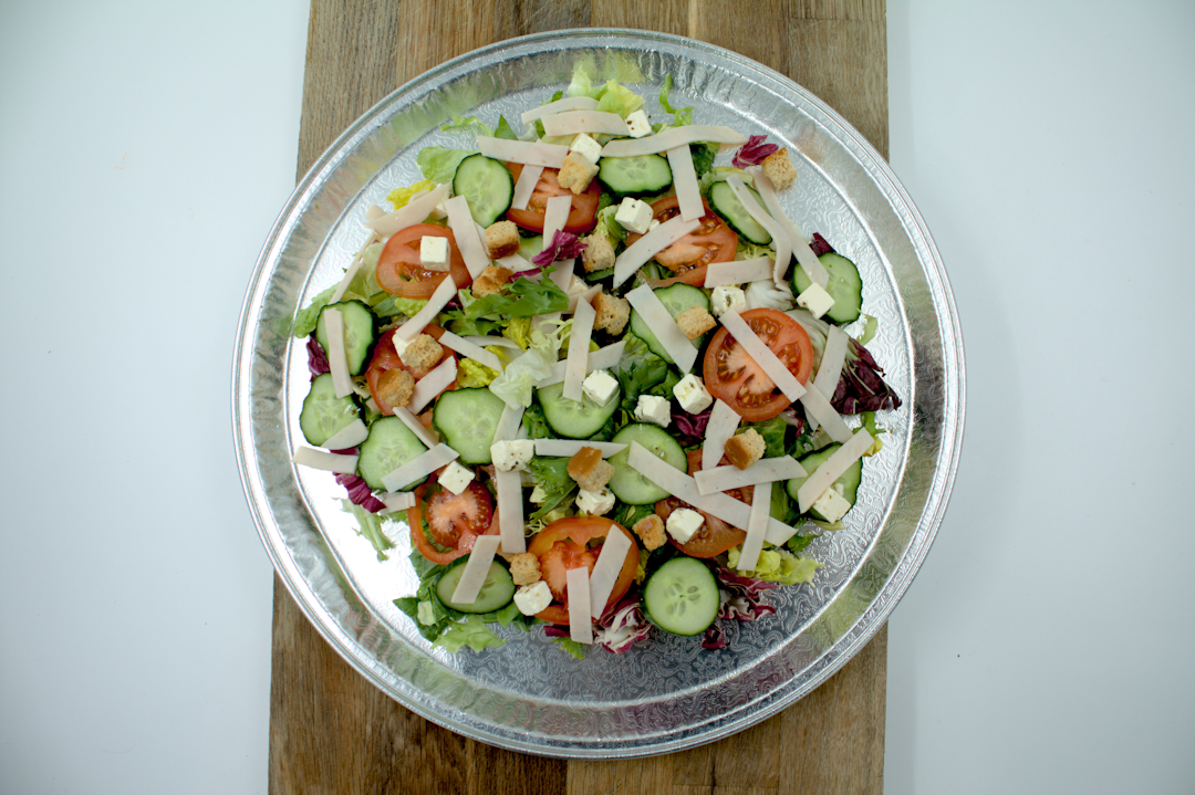 Frisk salat med kyllingpålegg i strimler bottom image